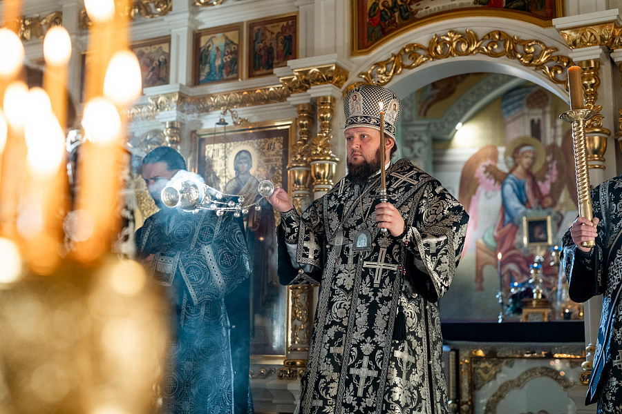 Вечерня с чтением акафиста Страстям Христовым в Александро-Невском храме города Видное